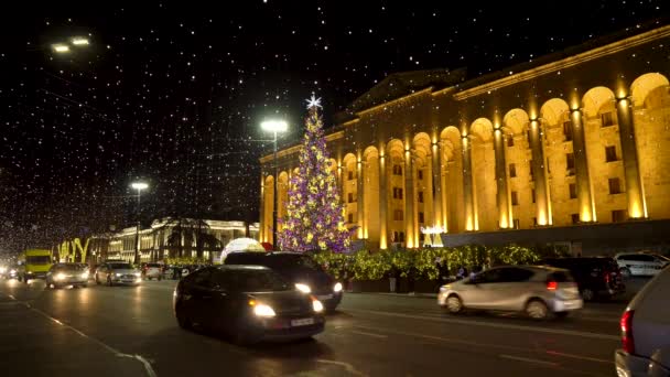 Tbilisi, Georgia - 24 December, 2021: Christmas tree, Parliament of Georgia — стоковое видео