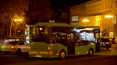 Tiflis, Gürcistan - 24 Aralık 2021: Tiflis, Libirty Meydanı 'nda Noel zamanı