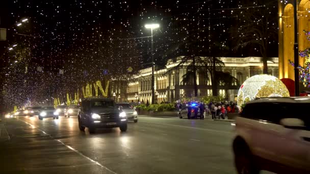 Tiflis, Georgien - 24. Dezember 2021: Weihnachtszeit in Tiflis, Rustaweli — Stockvideo