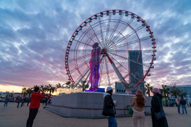 Batumi, Gürcistan - 31 Aralık 2021: Akşamları hareket eden heykel 