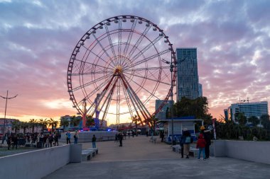 Batumi, Gürcistan - 31 Aralık 2021: Tamar Kvesitadze 'nin hareket eden heykeli Ali ve Nino, akşam gezisi