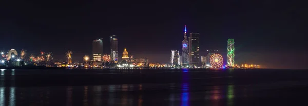 Batumi, Gruzja - 31 grudnia 2021: Piękny nocny pejzaż, widok na miasto Batumi nocą — Zdjęcie stockowe