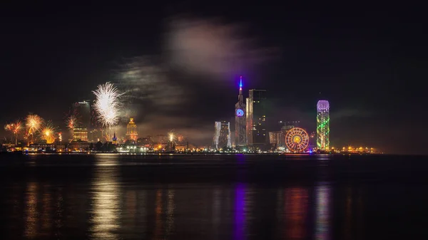 Batumi, Georgië - 31 december 2021: Prachtig nachtelijk stadsgezicht, uitzicht op Batumi stad 's nachts — Stockfoto