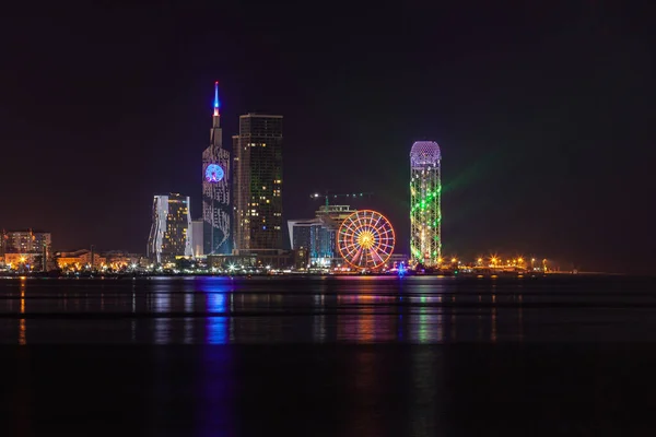 Batumi, Georgië - 31 december 2021: Prachtig nachtelijk stadsgezicht, uitzicht op Batumi stad 's nachts — Stockfoto