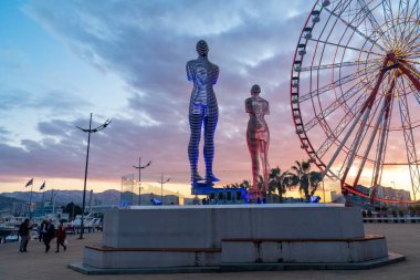 Batumi, Gürcistan - 31 Aralık 2021: Ali ve Nino 'nun taşınan heykeli