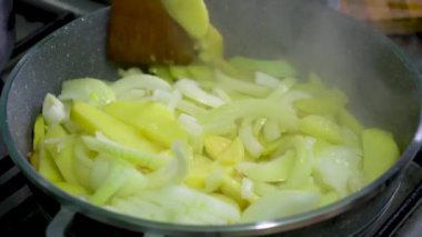 Kızarmış patates. Patatesler kızartma tavasında kızartılır. Evde sağlıklı yiyecekler