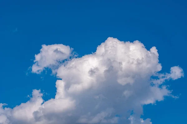 Langit Biru Latar Belakang Dengan Awan Putih Tekstur Alam — Stok Foto