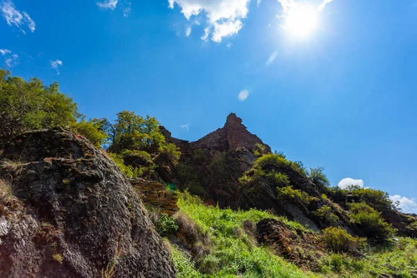 버려진 마을의 요새의 이비치는 산비탈을 배경으로 Old Diklo Tusheti Georgia — 스톡 사진