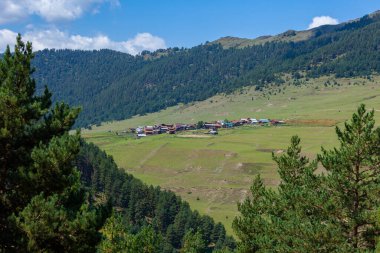Diklo, Georgia 'nın uzak Tusheti köyü manzaralı. Seyahat