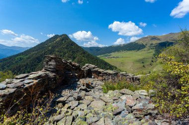 Eski taş bir kalenin külleri. Yaşlı Diklo, Tusheti, Georgia