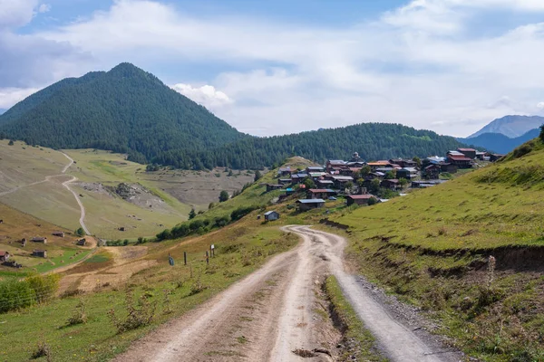 Vista en las montañas. Camino a la aldea de Shenako desde Diklo en la región de Tusheti — Foto de Stock