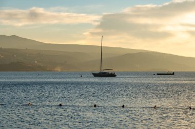 Sönük yelkenli Tiflis denizi ve teknesi. Gün doğumu