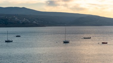 Sönük yelkenli Tiflis denizi ve teknesi. Gün doğumu