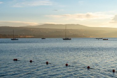 Sönük yelkenli Tiflis denizi ve teknesi. Gün doğumu