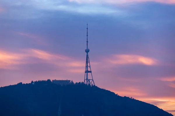 Wieża telewizyjna i kompleks linowo-terenowy w Mtatsminda Park wieczorem — Zdjęcie stockowe