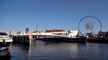 Gdansk, Polonya - 12 Mart 2022: Motlawa Nehri ve Asma Köprü