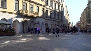 Krakow, Polonya - 14 Mart 2022: Atlar ve arabalar sokaklarda geziyor