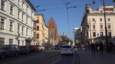 Krakow, Polonya - 14 Mart 2022: Tram Kamerayla Yakın Geçiyor