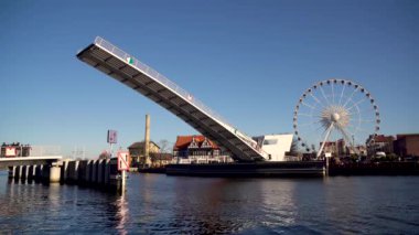 Gdansk, Polonya - 12 Mart 2022: Motlawa Nehri ve Asma Köprü