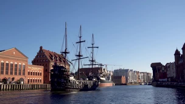 Danzig Polen März 2022 Piratenschiff Segelt Unter Der Zugbrücke — Stockvideo