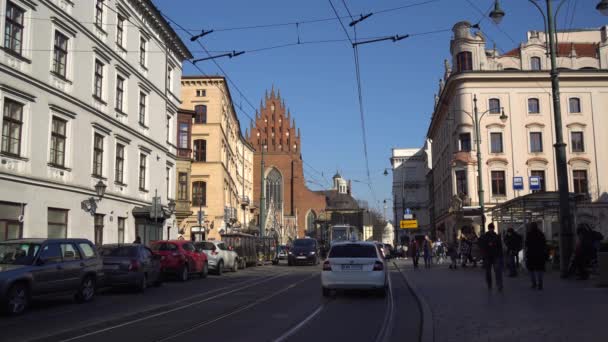 Krakow, Polonya - 14 Mart 2022: Tram Kamerayla Yakın Geçiyor — Stok video