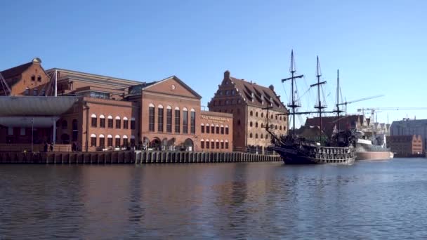 Gdansk, Poland - 12 March, 2022: Pirate Ship Sailing Under The Drawbridge — Stock Video