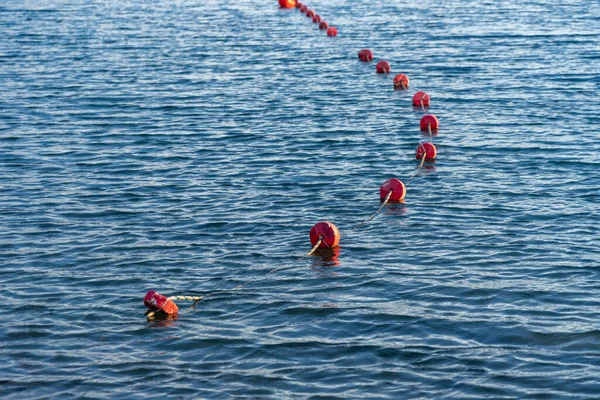 Schwimmbereich Mit Roten Schwimmkugeln Seil Markiert Natur — Stockfoto