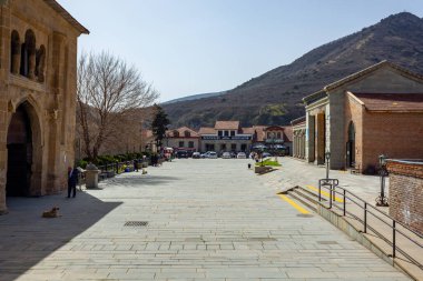 Mtskheta, Gürcistan - 2 Nisan 2022: Gürcistan 'ın eski başkenti Mtskheta, turizm sokakları