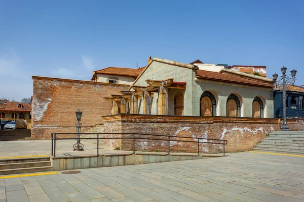 Mtskheta, Gürcistan - 2 Nisan 2022: Gürcistan 'ın eski başkenti Mtskheta, turizm sokakları