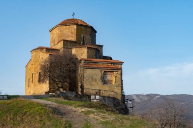 Jvari Manastırı, Gürcistan 'ın Mtskheta kenti yakınlarında bulunan Gürcü ortodoks manastırıdır.