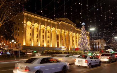 Tiflis, Gürcistan - 24 Aralık: Gürcistan Parlamentosu önünde Noel ağacı