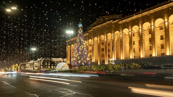 Tiflis, Gürcistan - 24 Aralık: Gürcistan Parlamentosu önünde Noel ağacı