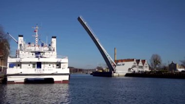 Gdansk, Polonya - 12 Mart 2022: Motlawa Nehri ve Asma Köprü