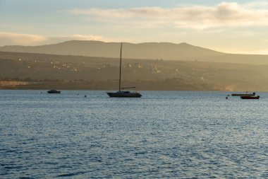 Sönük yelkenli Tiflis denizi ve teknesi. Manzara. Gün doğumu