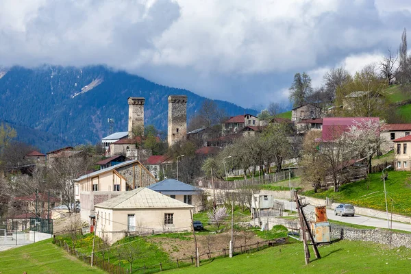 Yukarı Svaneti, Kafkasya 'daki geleneksel Svan Kuleleri. Georgia 'da seyahat.