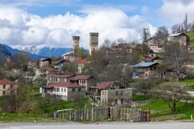 Yukarı Svaneti, Kafkasya 'daki geleneksel Svan Kuleleri. Georgia 'da seyahat.