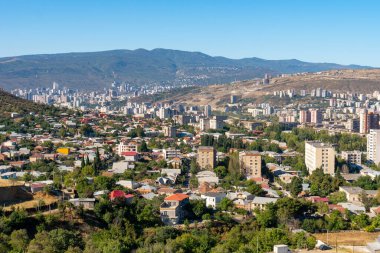 Tiflis 'in yerleşim alanı, çok katlı binalar. Georgia 'ya git.