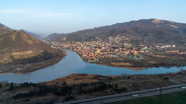 Eski şehir Mtskheta ve Svetitskhoveli Katedrali 'nin panoramik manzarası, Mtskheta, Georgia