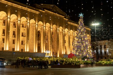 Tiflis, Gürcistan - 24 Aralık: Gürcistan Parlamentosu önünde Noel ağacı