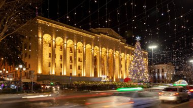 Tiflis, Gürcistan - 24 Aralık: Gürcistan Parlamentosu önünde Noel ağacı