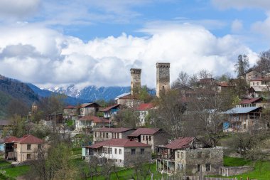 Yukarı Svaneti, Kafkasya 'daki geleneksel Svan Kuleleri. Georgia 'da seyahat.