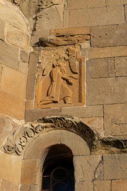 Antik Jvari Manastırı, Mtkkheta, Gürcistan 'ın dış cephesinde Bas-Relief' in yakın görüntüsü