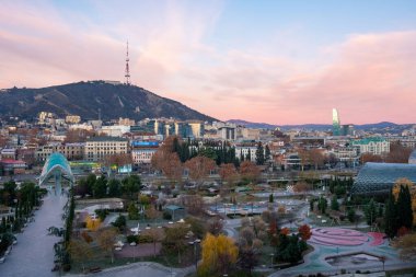 Tiflis, Gürcistan - 4 Aralık 2021: Tiflis şehrinin güzel manzarası