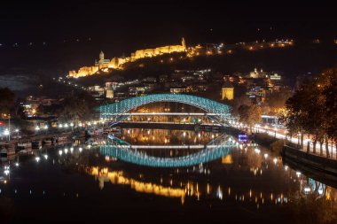 Tiflis, Gürcistan - 4 Aralık 2021: Narikala Kalesi ve Aydınlatılmış Barış Köprüsü