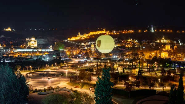 Tbilissi, Géorgie - 4 Décembre, 2021 : Vue aérienne du soir du Vieux Tbilissi — Photo
