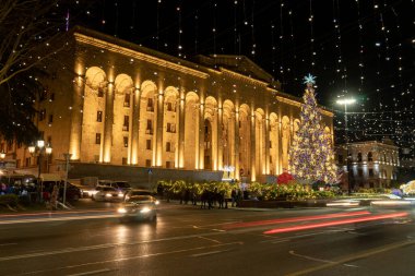Tiflis, Gürcistan - 24 Aralık: Parlamento önünde Noel ağacı