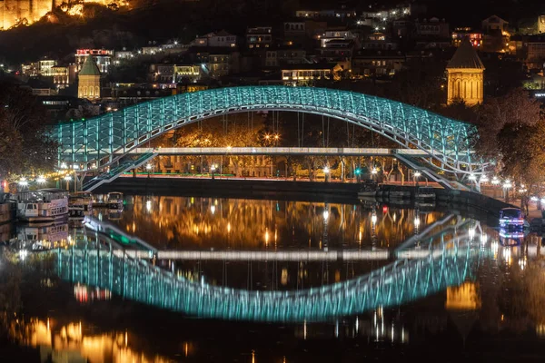 Tiflis, Gürcistan - 4 Aralık 2021: Narikala Kalesi ve Aydınlatılmış Barış Köprüsü