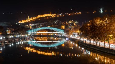 Tiflis, Gürcistan - 4 Aralık 2021: Narikala Kalesi ve Aydınlatılmış Barış Köprüsü