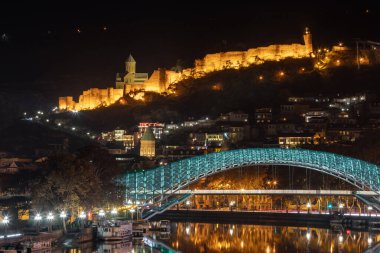 Tiflis, Gürcistan - 4 Aralık 2021: Narikala Kalesi ve Aydınlatılmış Barış Köprüsü