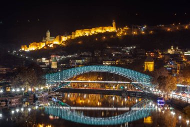Tiflis, Gürcistan - 4 Aralık 2021: Narikala Kalesi ve Aydınlatılmış Barış Köprüsü